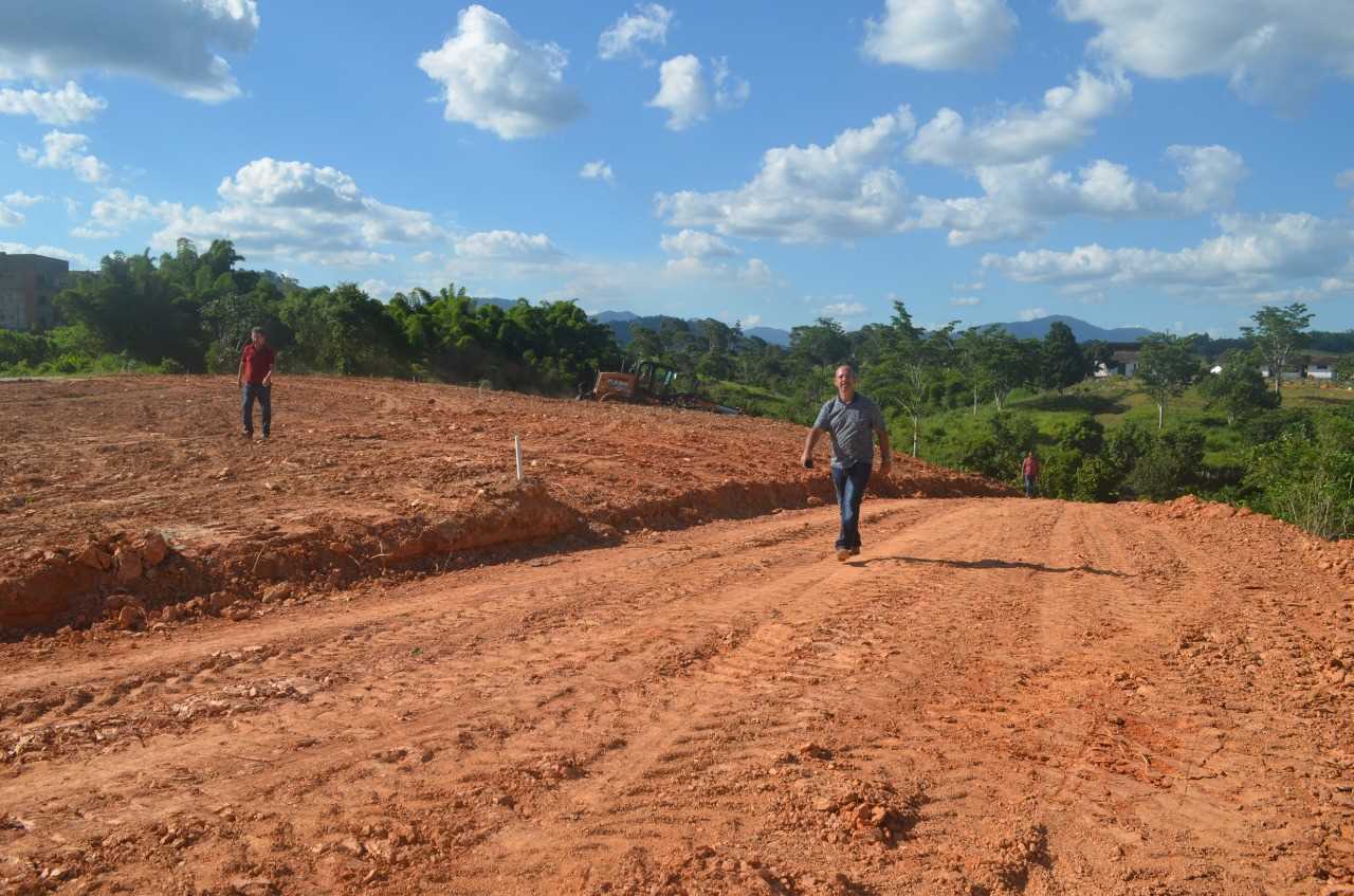 Prefeitura de Camacã abre novas ruas em Bairro
